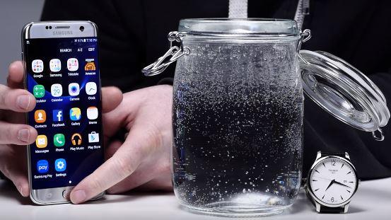Samsung Galaxy S7 sott'acqua