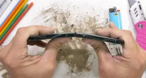 Samsung Galaxy Flip 4 nelle mani di JerryRigEverything