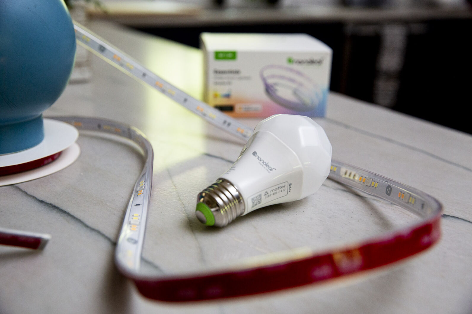 Smart Bulb Essentials A60 e con la Lighstrip LED